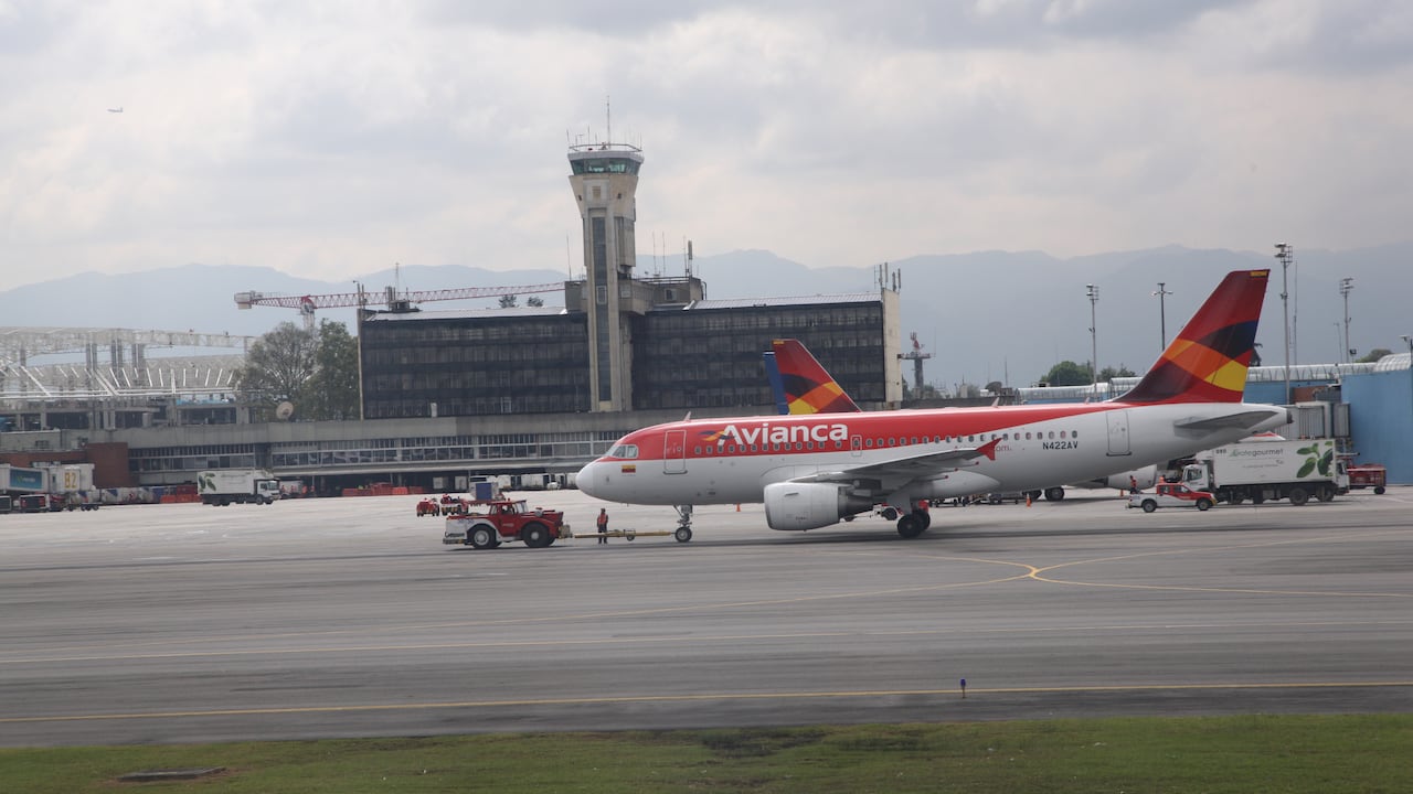 Luego de atender la emergencia en Caracas, el avión retomó su itinerario y llegó al aeropuerto El Dorado de Bogotá (foto) pasadas las 2 de la madrugada de este martes.
FOTO LEON DARIO PELAEZ/ SEMANA
