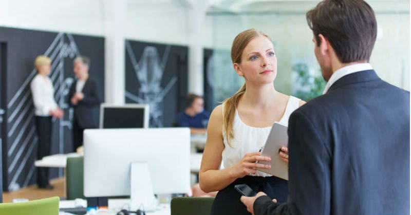 Un aspecto que puede afectar el clima laboral al interior de una empresa es que un trabajador, con el interés de quedar bien ante sus jefes, tome como propias las ideas de otros.