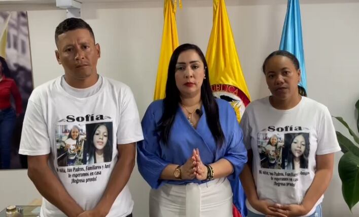 Alcaldesa de Candelaria junto a los padres de Sofía Delgado.