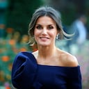 PARIS, FRANCE - OCTOBER 05: Queen Letizia of Spain arrives at the Grand Palais to visit the Miro exhibition on October 05,2018 in Paris, France. The Spanish royal couple is in Paris to visit the "Miro, La couleur des reves" exhibition and participate in an official dinner with Emmanuel Macron and his wife Brigitte at the Elysee Presidential Palace. (Photo by Chesnot/WireImage)