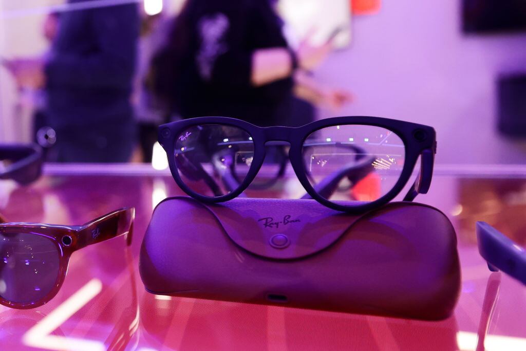 La traducción local sin conexión de las Ray-Ban Meta facilita la comunicación en destinos sin cobertura, ahora disponible a nivel global.