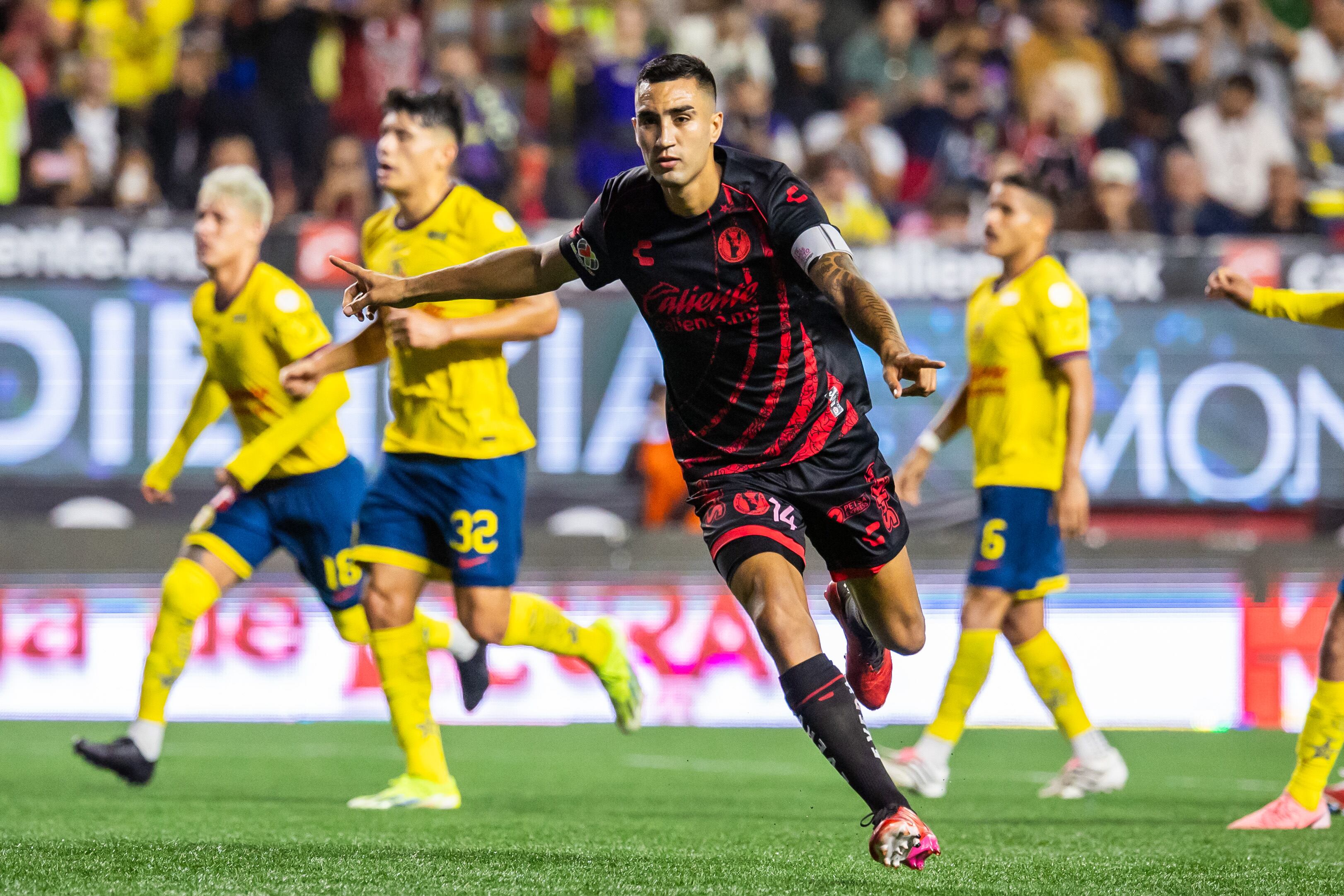 Christian Rivera de Tijuana celebra el primer gol del equipo durante el partido de la jornada 13 entre Tijuana y América como parte del Torneo Apertura 2024 Liga MX en el Estadio Caliente el 23 de octubre de 2024 en Tijuana, México.