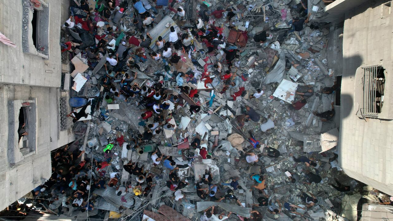 Palestinos buscan sobrevivientes de un bombardeo israelí sobre la Franja de Gaza en el campo de refugiados de Nusseirat, martes 24 de octubre de 2023.