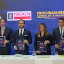 El presidente entregó el 'Libro de la Verdad' al procurador general, Gregorio Eljach Pacheco; a la fiscal general, Luz Adriana Camargo; y al contralor general, Jorge Eliécer Laverde Vargas.