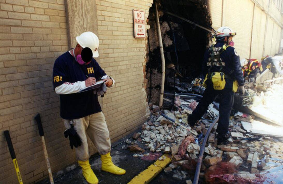 Oficiales del FBI trabajando en el lugar. Las investigaciones concluyeron que el avión fue secuestrado a los 35 minutos de vuelo, y desviado de regreso a Washington. Foto: FBI