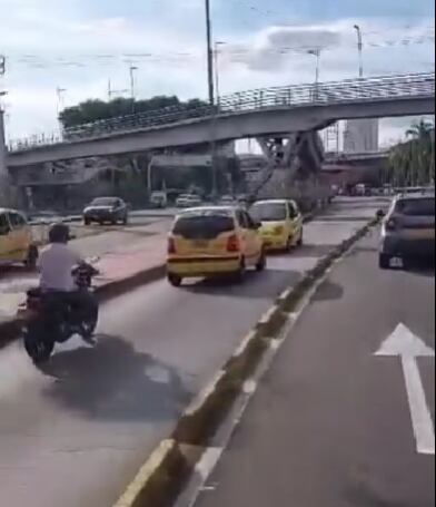 Un motociclista también invadió el carril de Metrolínea.