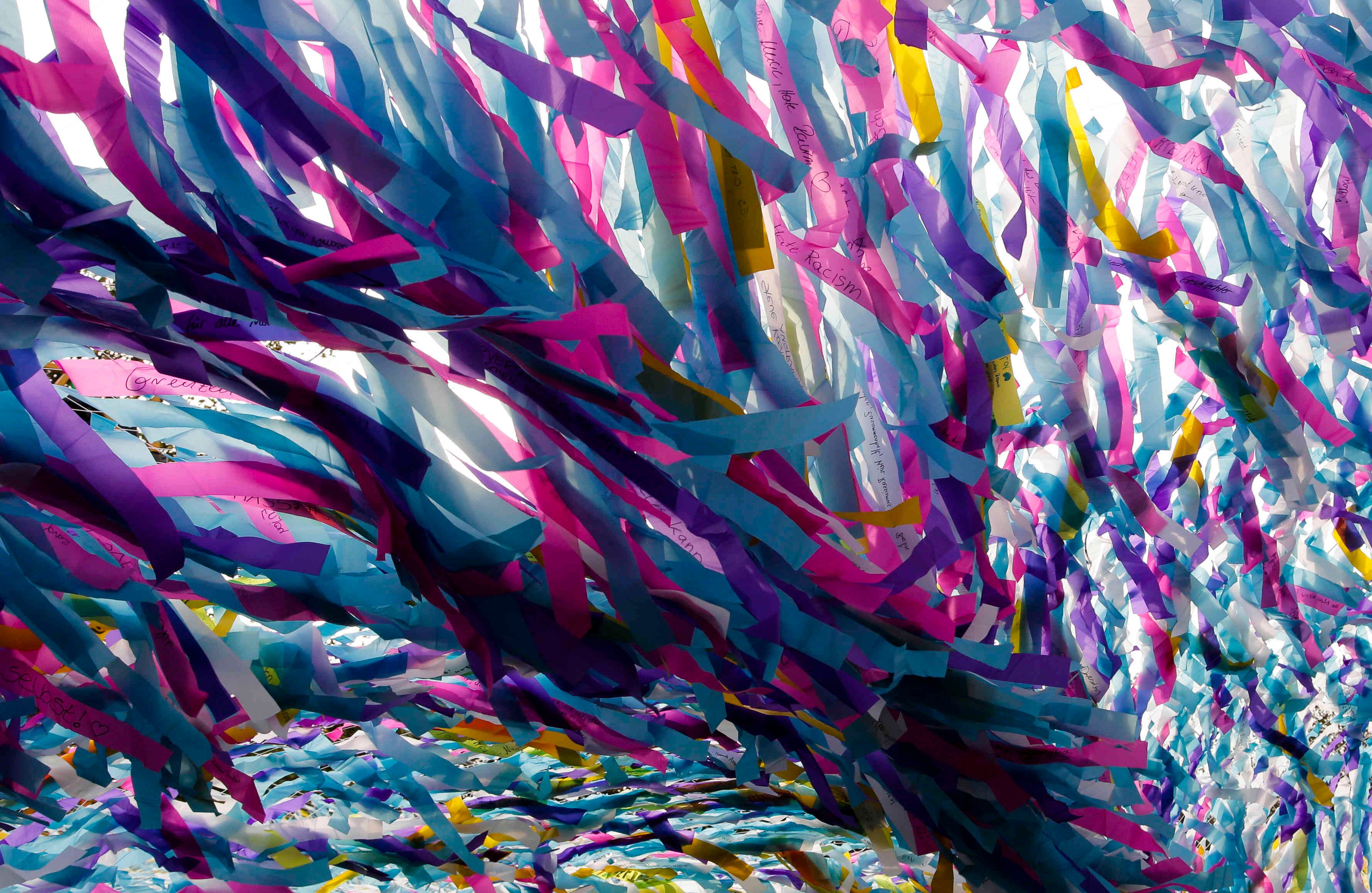  La obra de arte se realizó con alrededor de 100,000 serpentinas con mensajes escritos. Foto: AP 