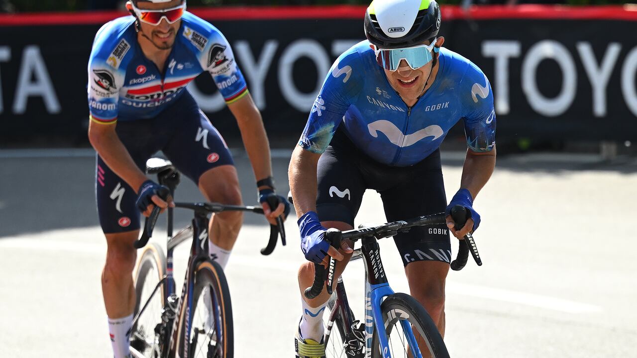 Julian Alaphilippe de Francia y Team Soudal Quick-Step y Pelayo Sánchez de España y Movistar Team compiten en la escapada durante el 107º Giro de Italia 2024, Etapa 6 una etapa de 180km de Viareggio a Rapolano terme 322m / #UCIWT / el 09 de mayo de 2024 en Rapolano terme, Italia.