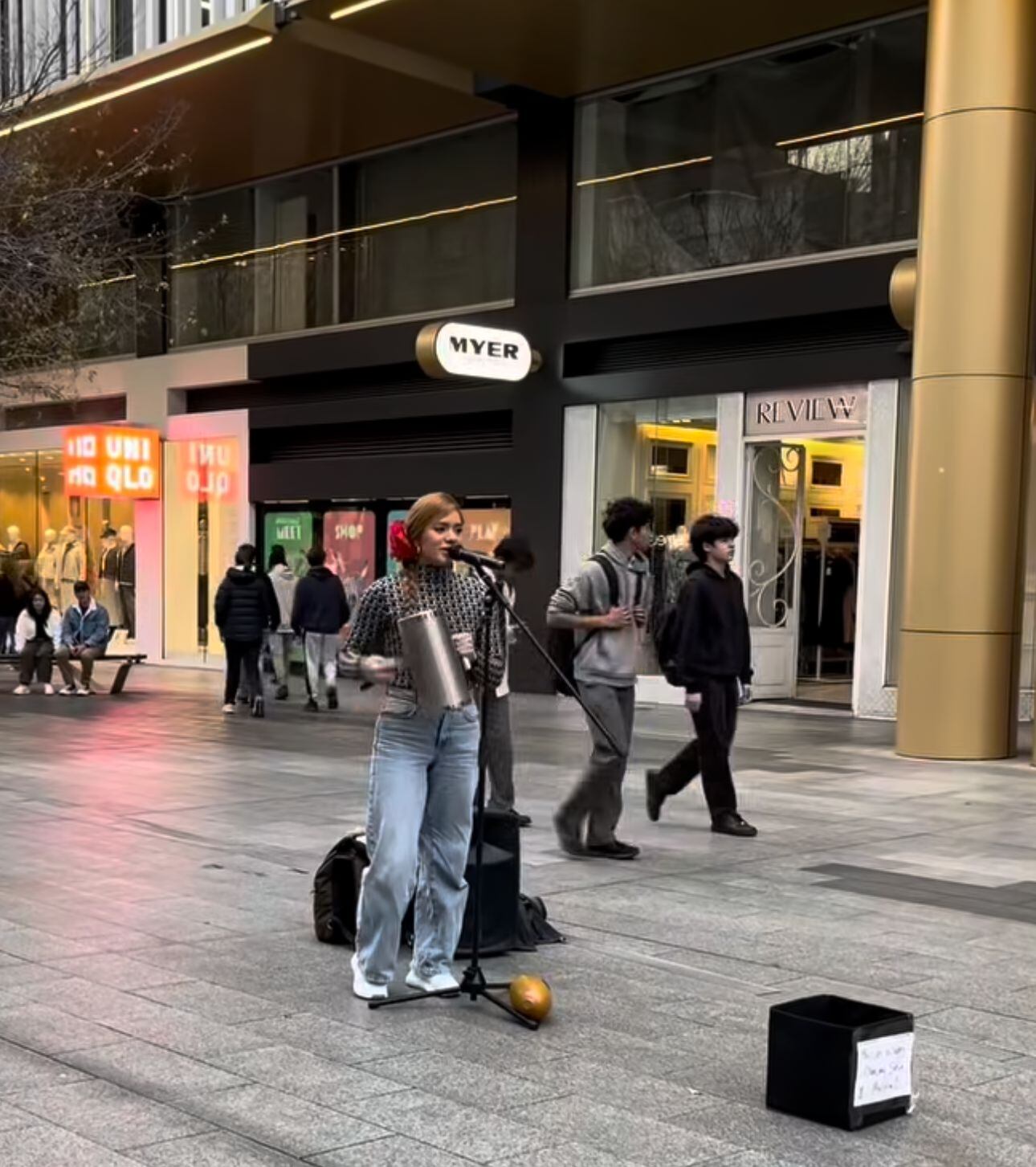 La cantante colombiana se presenta en las calles de Adelaide