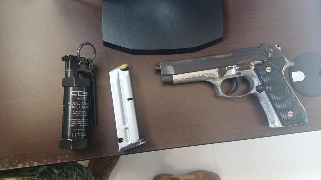 fueron entregadas 3 pistolas calibre 9 milímetros, un revólver calibre 38 milímetros, una granada aturdidora, 2 proveedores para pistola y 18 cartuchos 9 milímetros.
