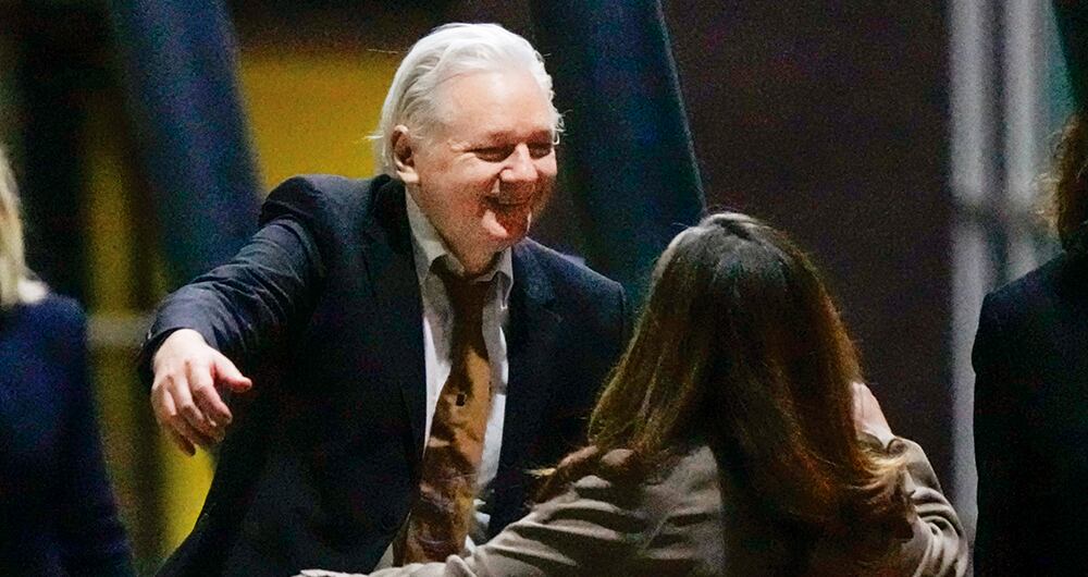 Julian Assange al recobrar la libertad.