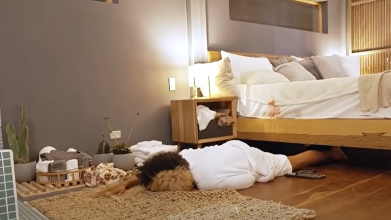 Incómoda por la situación, Porto se decidió dormir esa noche alejada de Tarzán.