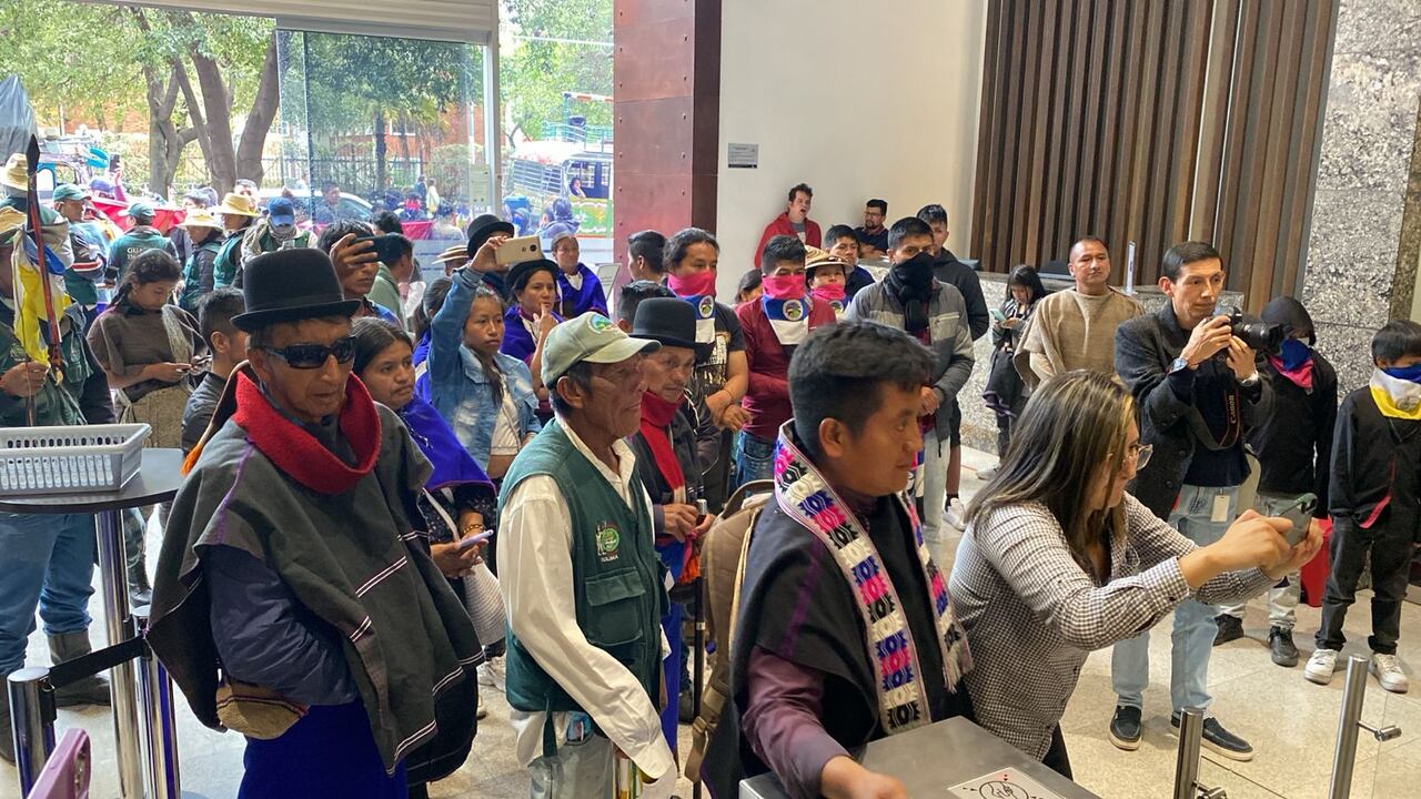 Minga indígena irrumpe a la fuerza en la sede de SEMANA y destroza vidrios de sus instalaciones.