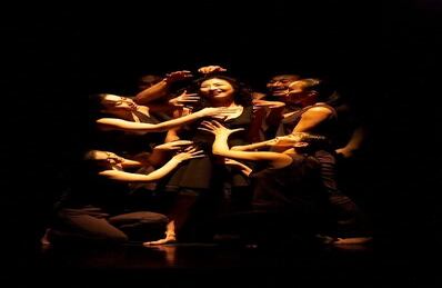 En "Woyzeck" once actores-bailarines danzan al ritmo del tango de Piazzolla, para contar la historia de un soldado enloquecido. Foto: En Sun Choi Reynolds