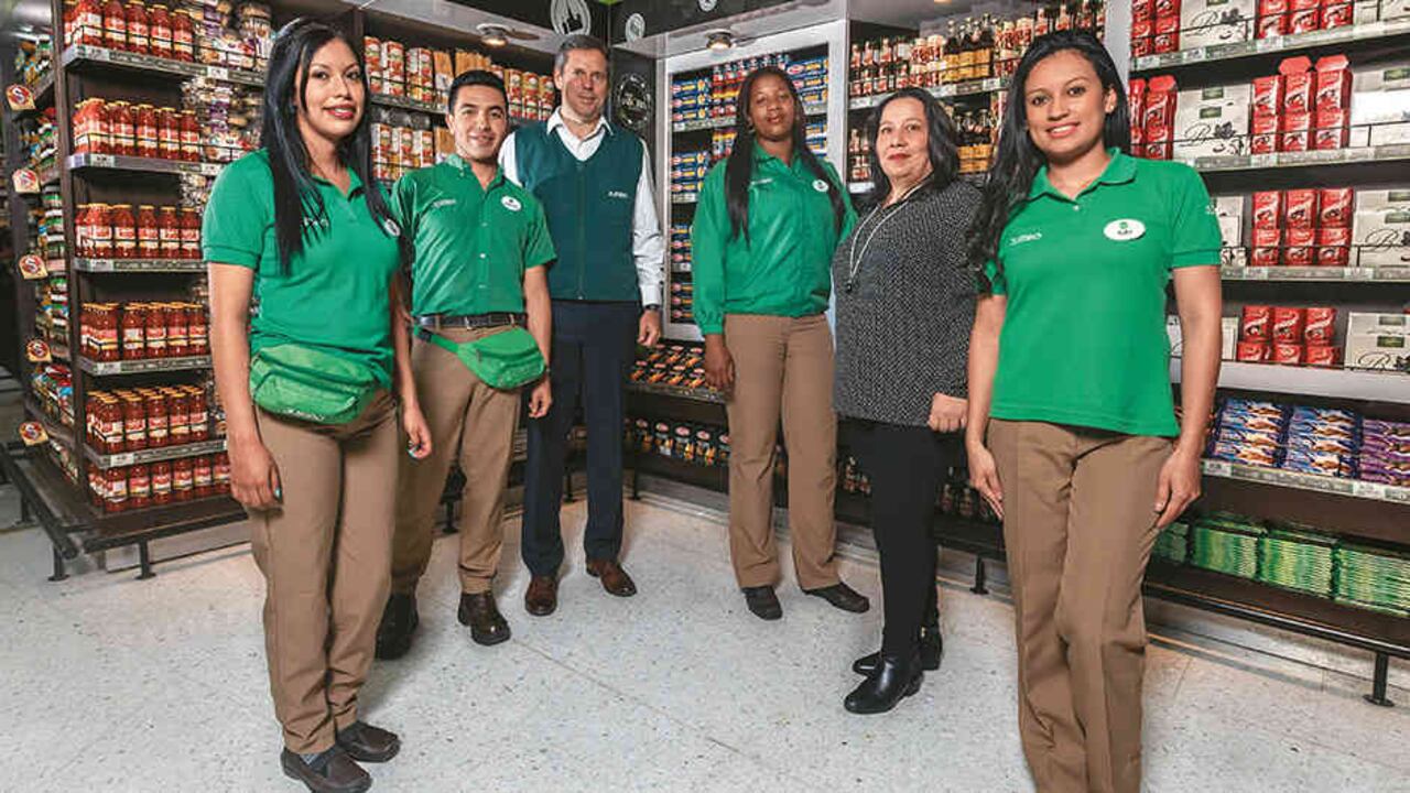 De izquierda a derecha: Jenny Sierra, John Fredy Montes, Eric Basset, presidente de Cencosud en Colombia, Eidy Paola Riascos, Anamaría Salazar, vicepresidenta de recursos humanos, y Jury Luna.