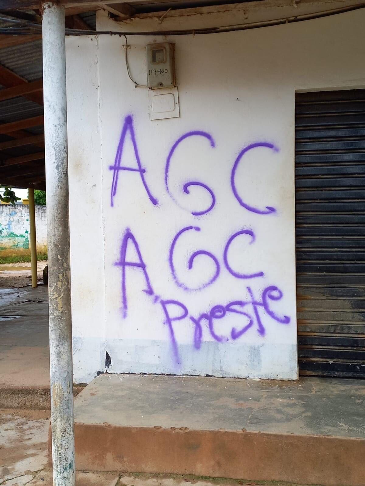 Siglas marcadas sobre el comercio en El Bagre, Antioquia.