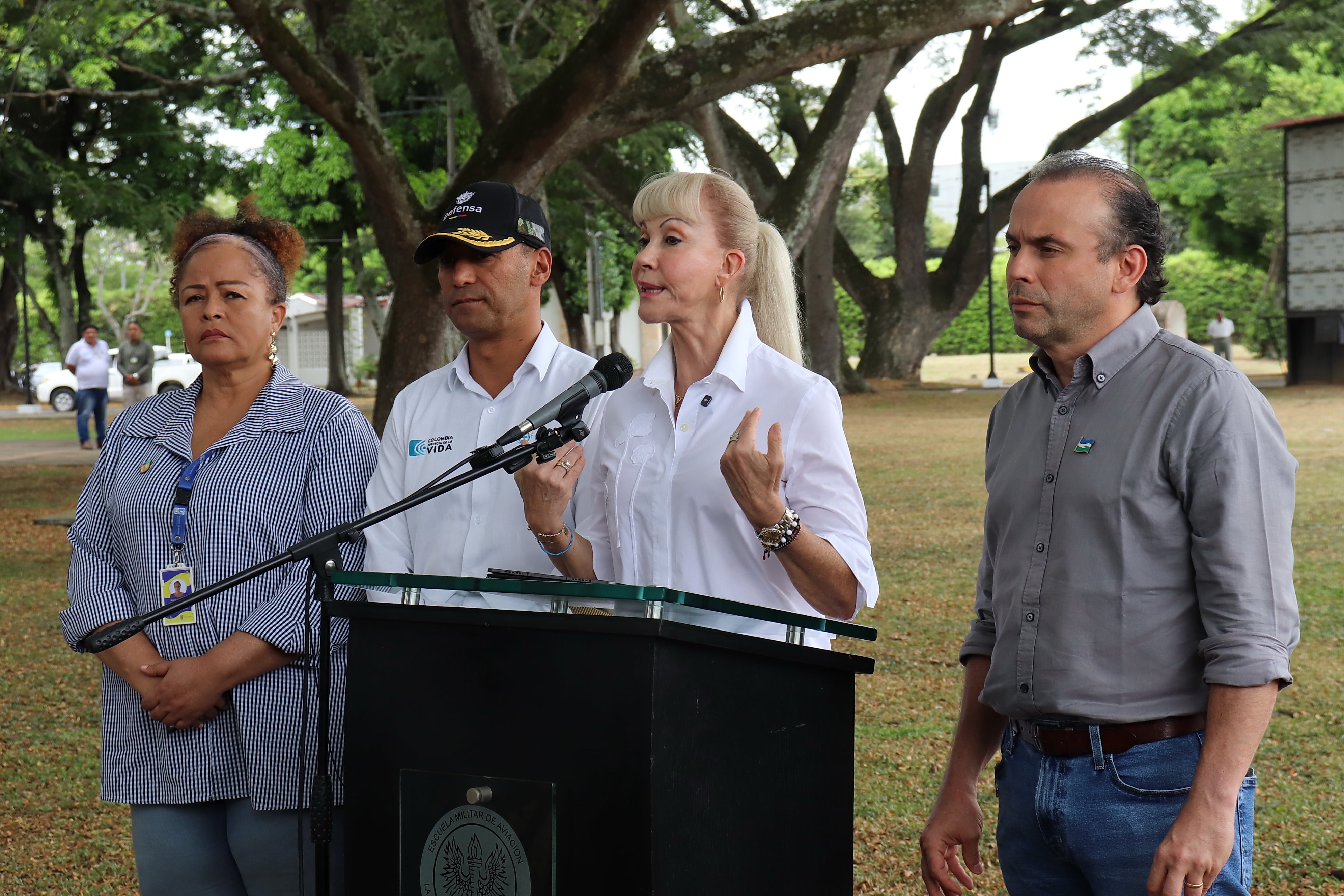 Consejo de seguridad y recorrido por la zona afectada por atentado terrorista a la Base Aére en Cali con el ministro de defensa Pedro Sánchez, la gobernadora Dilian Francisca Toro y el alcalde Alejandro Eder.