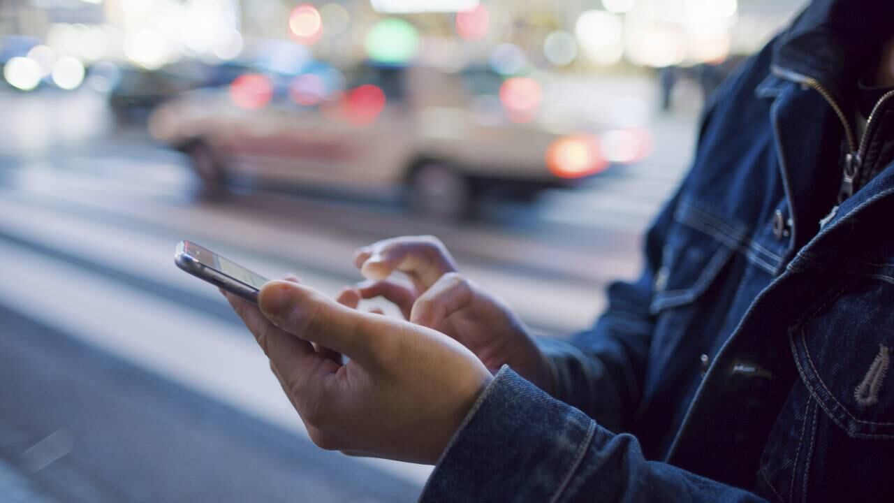 Joven respondió con agresividad cuando le decomisaron el celular (imagen de referencia).