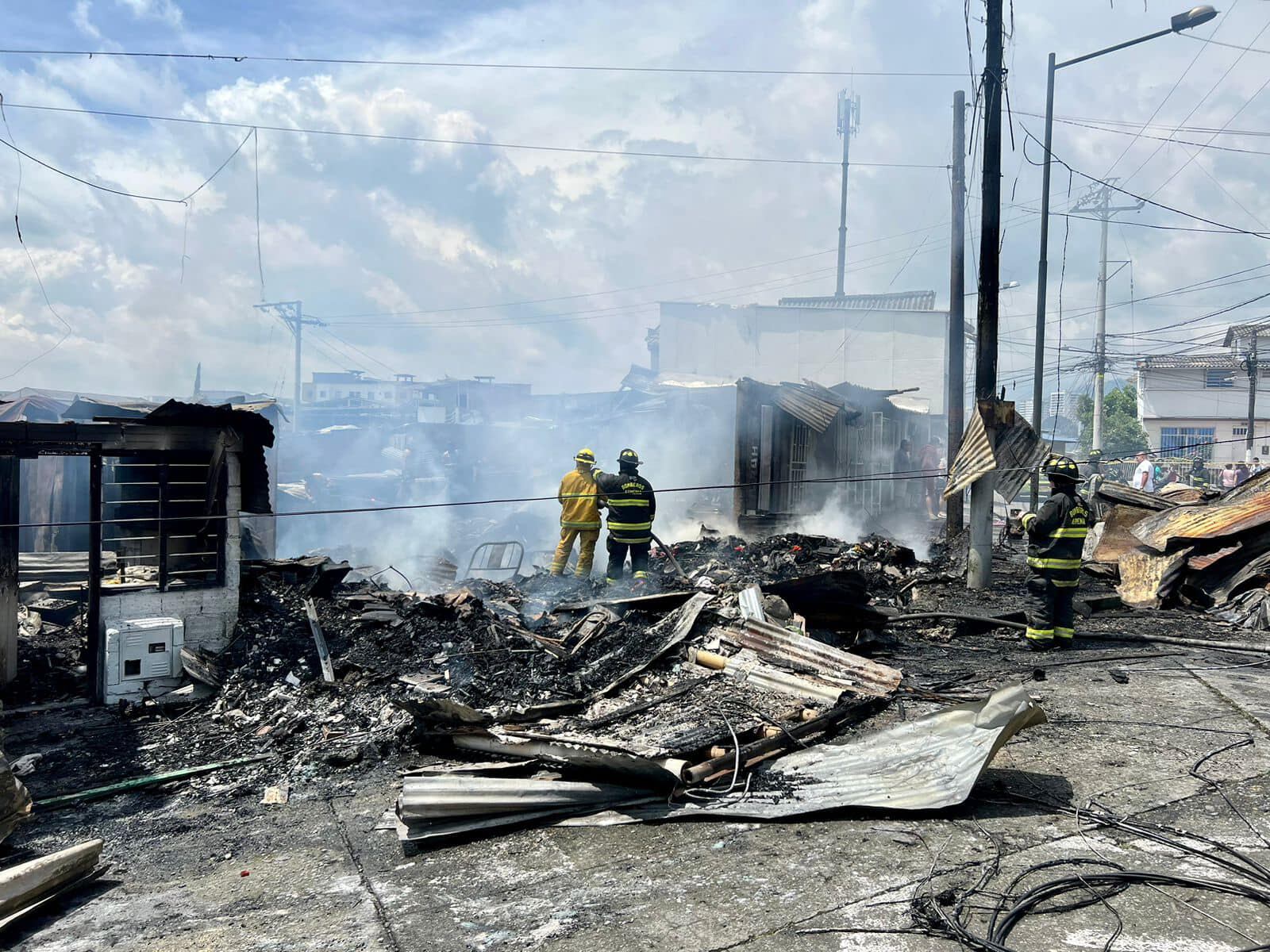 Entregan primeras ayudas humanitarias a damnificados por incendio en Armenia