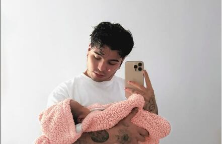 Sebastián Villalobos compartió momento en el que rompió en llanto al estar en la clínica con su hija.