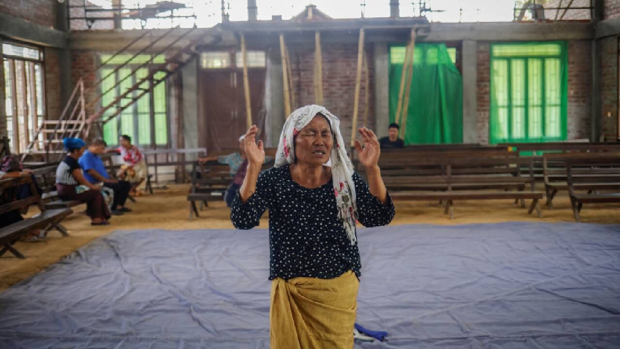 Archivo de mujer orando en Manipur, India.