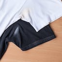 Las manchas de desodorante en la ropa son incómodas.
