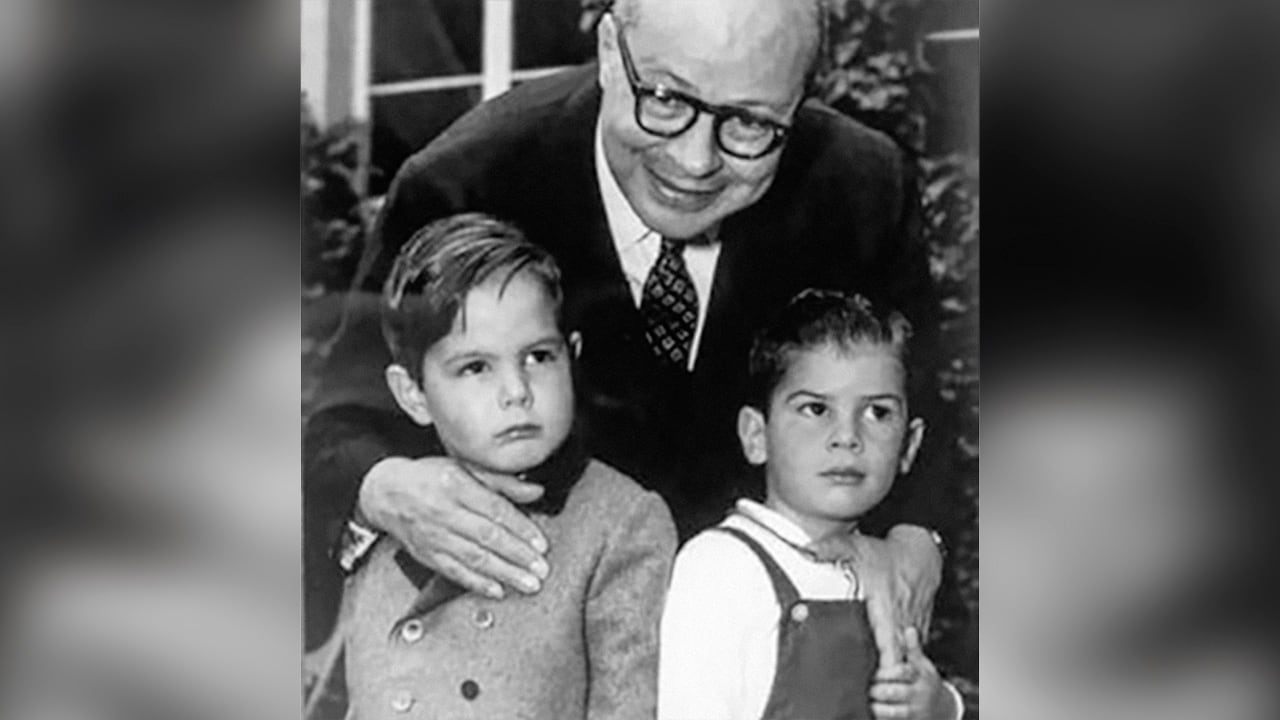 En esta foto, con su abuelo, el expresidente Carlos Lleras Restrepo. 