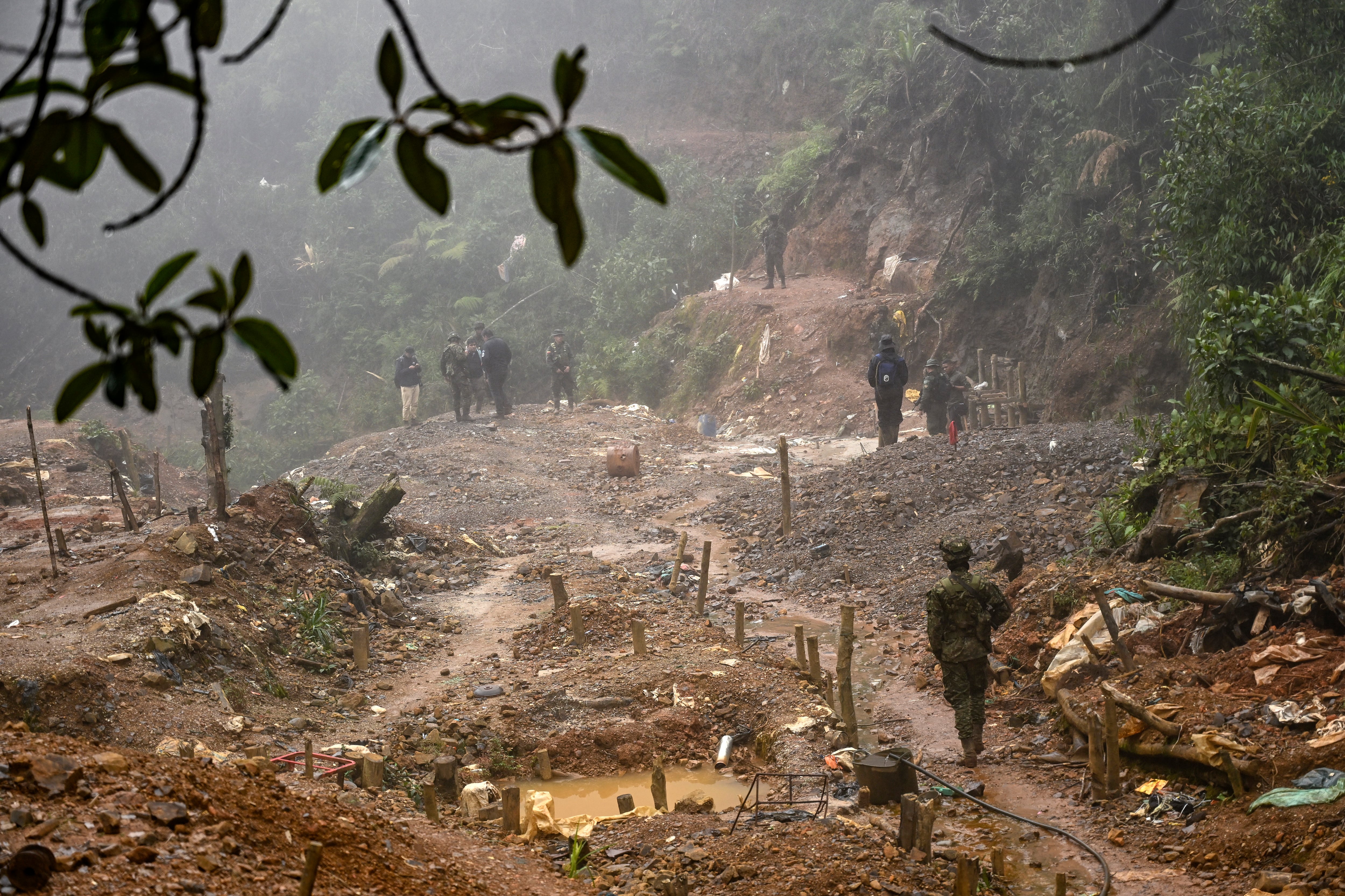 La minería contamina los ríos que nacen en estas importantes montañas. Según Álvaro Pretel, el año pasado estas estructuras ilegales vertieron cerca de una tonelada de mercurio en las fuentes hídricas que llegan a Cali.
