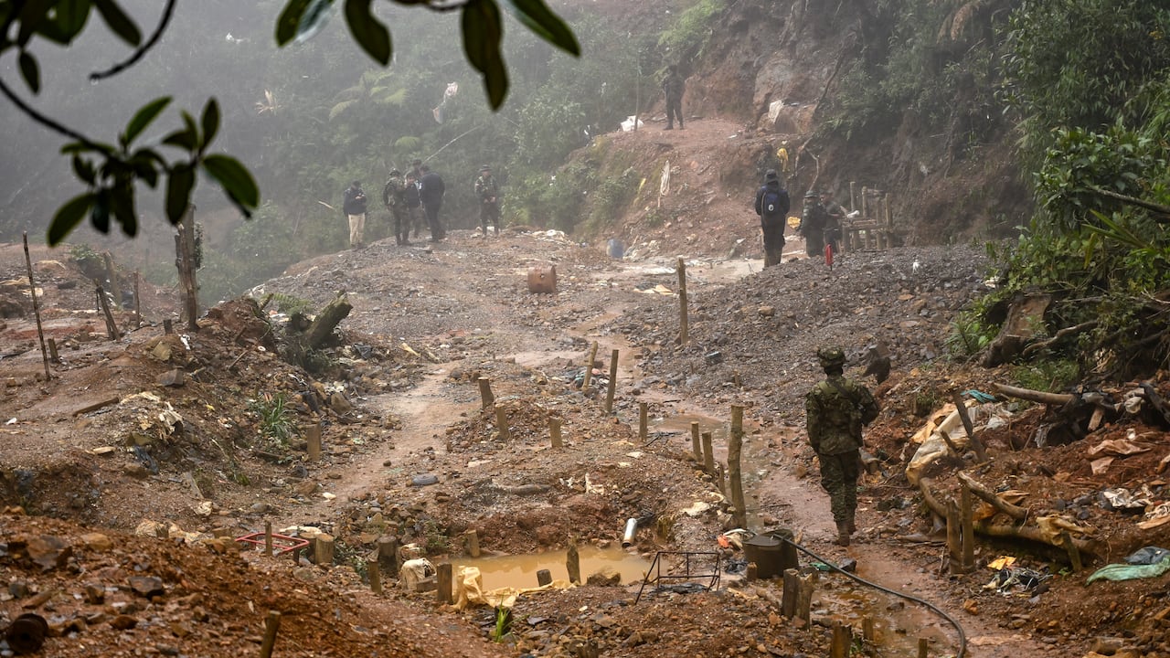 La minería contamina los ríos que nacen en estas importantes montañas. Según Álvaro Pretel, el año pasado estas estructuras ilegales vertieron cerca de una tonelada de mercurio en las fuentes hídricas que llegan a Cali.