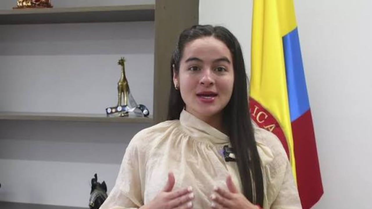 El Gobierno de Abelardo De La Espriella aceptó la renuncia de Mariantonia Tabares como directora de la Agencia Nacional de Seguridad Vial y nombró a Alexandra Acelas Rodríguez en su reemplazo.