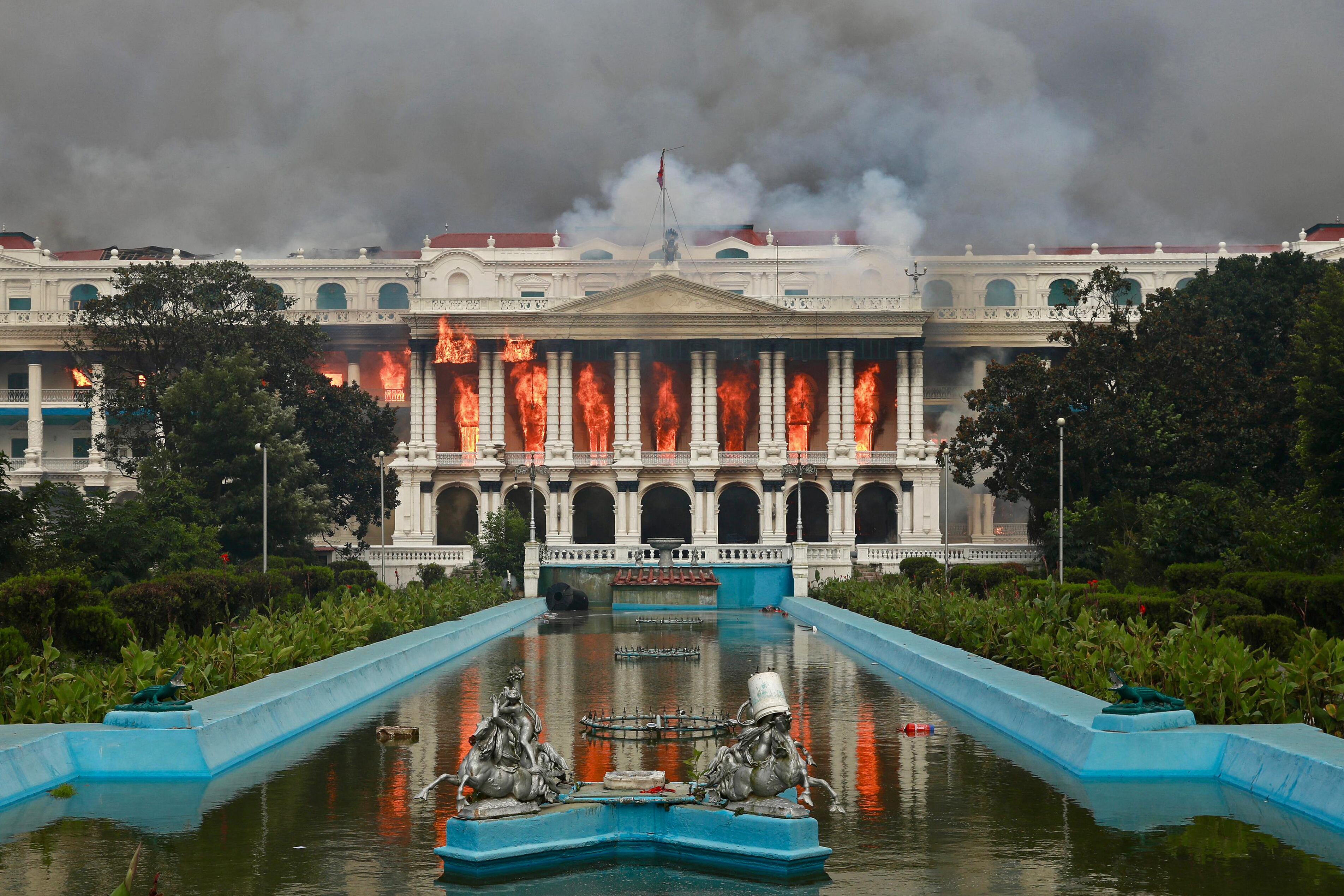 El fuego arrasa Singha Durbar, el principal edificio administrativo del gobierno de Nepal, en Katmandú el 9 de septiembre de 2025, un día después de una represión policial contra las manifestaciones por la prohibición de las redes sociales y la corrupción por parte del gobierno. Jóvenes manifestantes nepalíes prendieron fuego al parlamento el 9 de septiembre mientras el veterano primer ministro obedecía a multitudes furiosas para renunciar, un día después de una de las represiones más mortíferas en años en la que murieron al menos 19 personas. (Foto de Prabin RANABHAT / AFP)