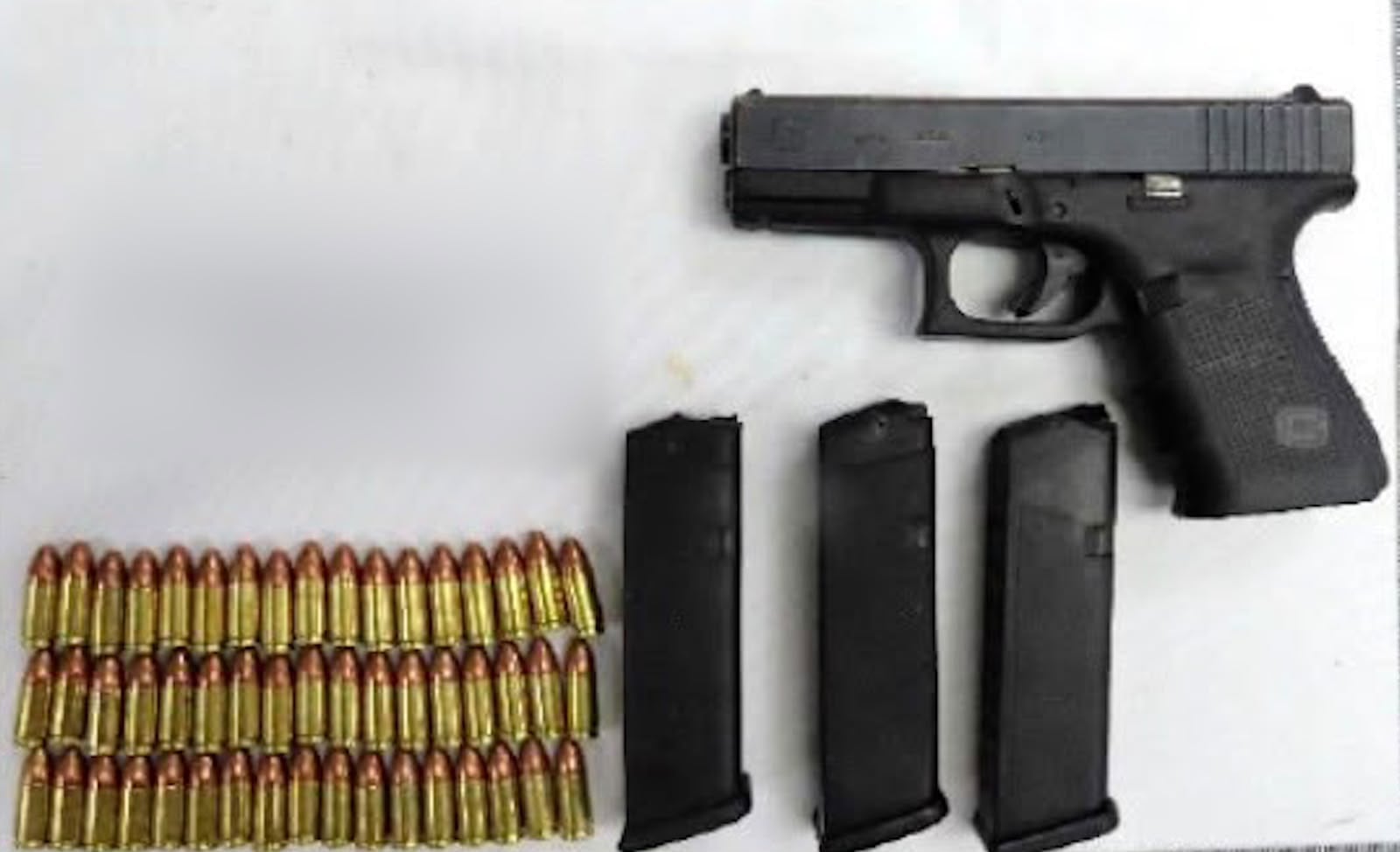 A la creadora de contenido Wendy Jeanette Durán Bocanegra le encontraron, en Pance, dos pistolas Glock calibre 9mm, con sus respectivos cargadores y cartuchos; un cargador con 35 cartuchos, dos miras holográficas, un adaptador de luz y láser
