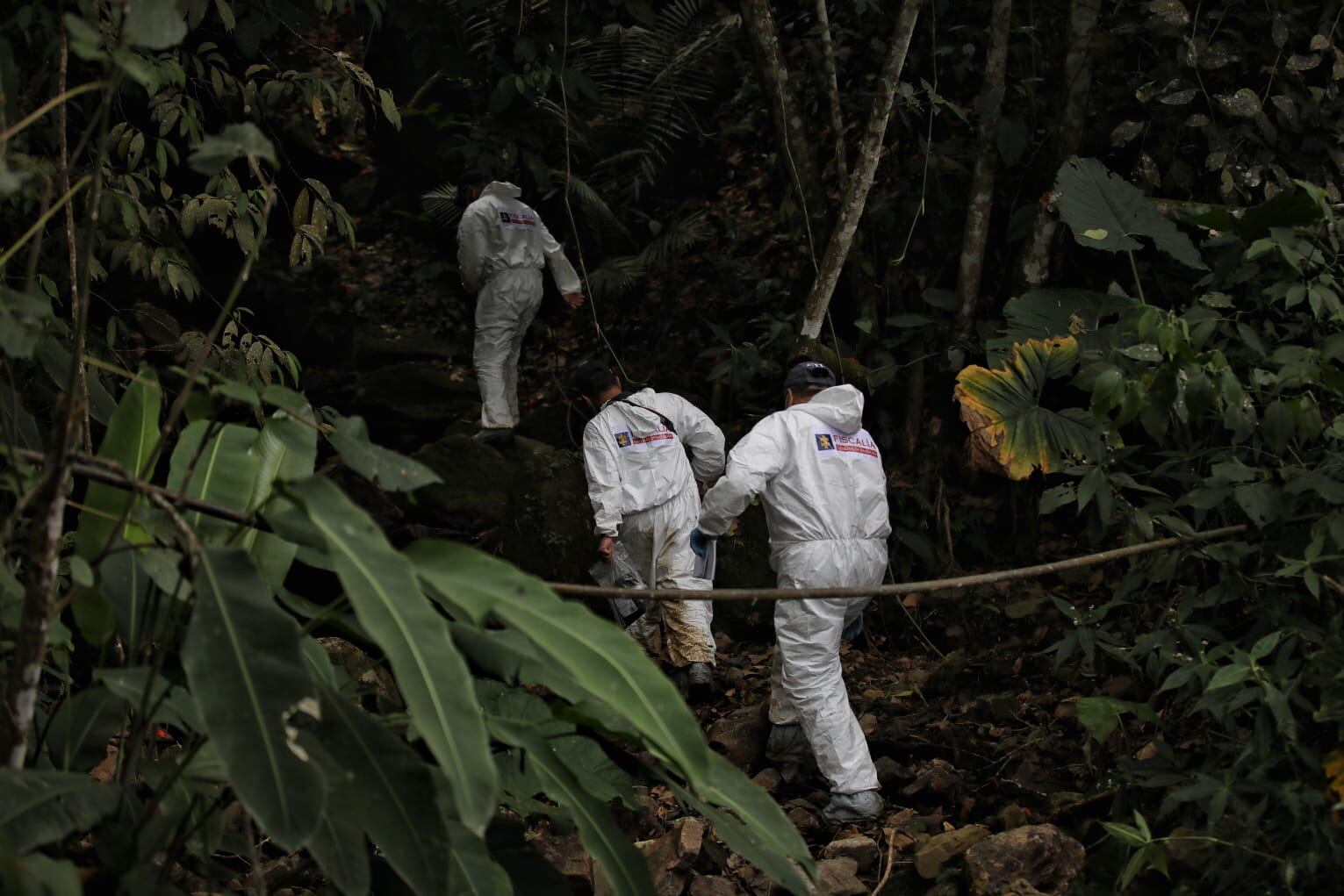 Levantamiento cuerpos y pruebas fiscalía atentado policías Huila