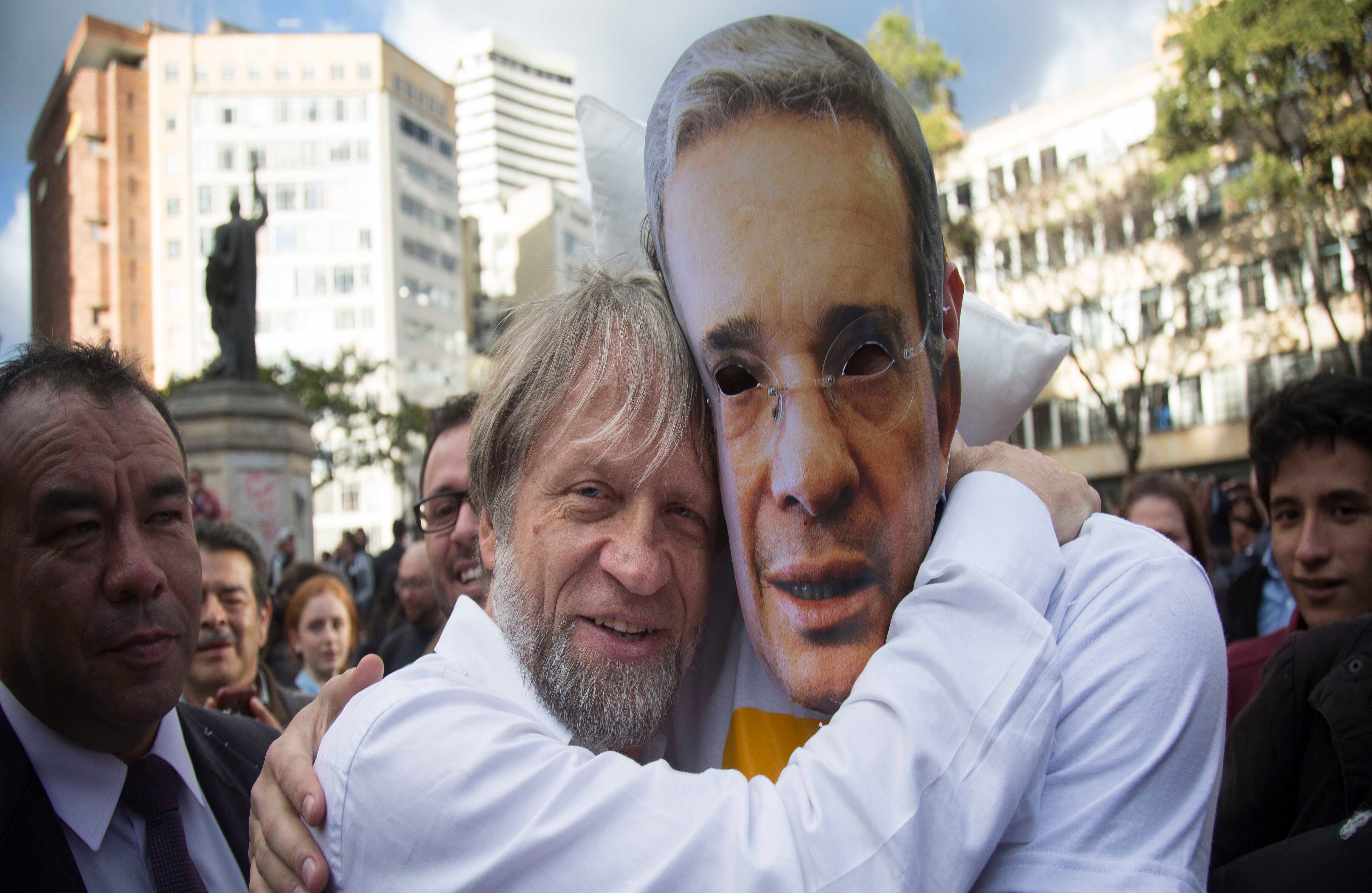 Antanas Mockus abrazó al expresidente Uribe. Fotografía: Esteban Vega / SEMANA