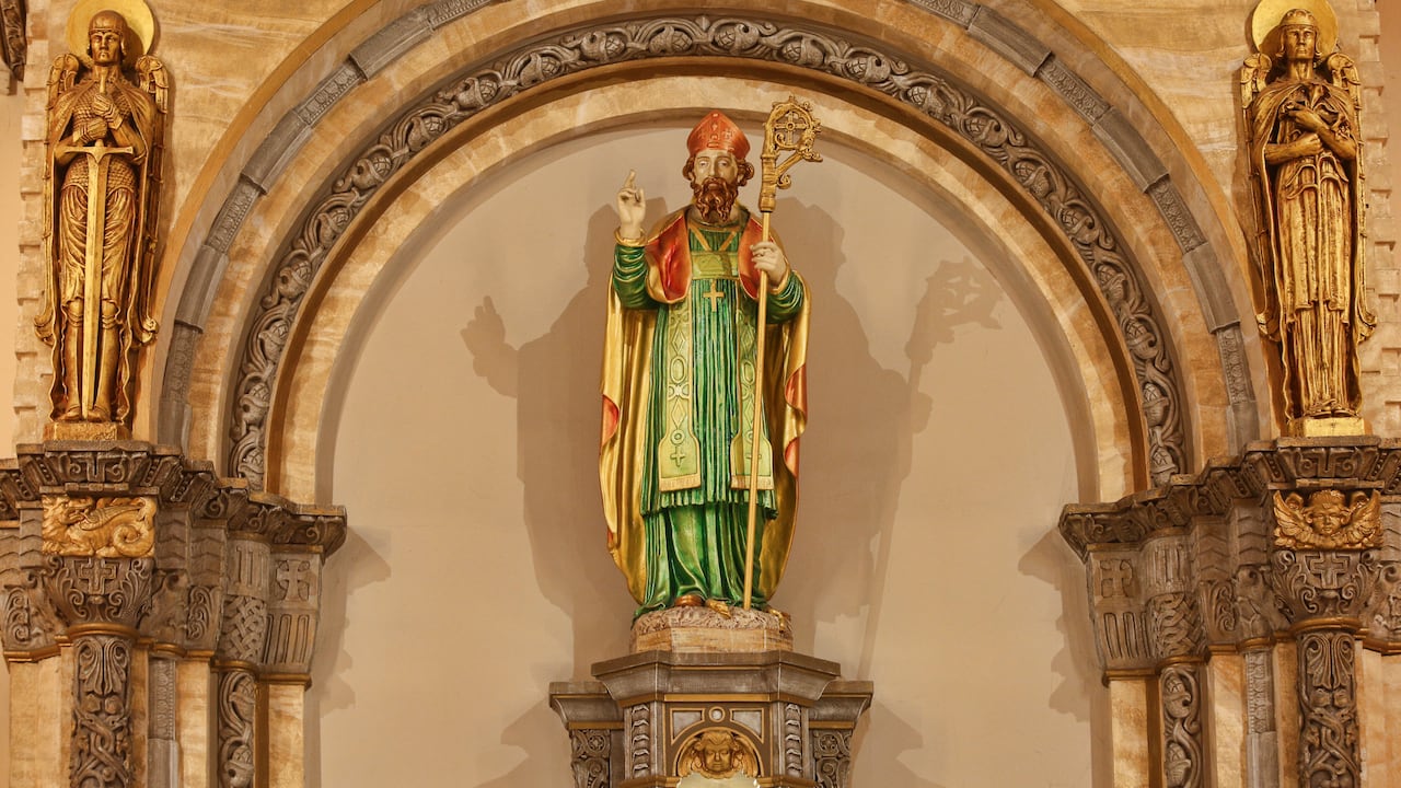 Estatua de San Patricio en la Iglesia de San Patricio en Toronto, Ontario, Canadá.