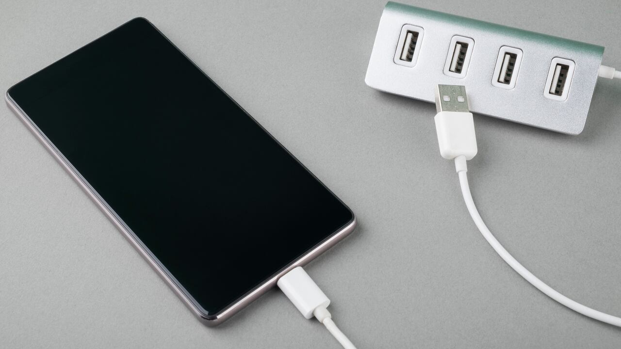 La humedad cerca de un cargador aumenta el peligro de cortocircuitos y daños.