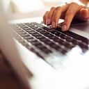 "Existen muchas personas dedicadas a comprar y a revender dominios, y en ocasiones el nombre que se quiere para una empresa ya está en manos de otra persona", afirmó el director creativo digital del portal mi.com.co, Yovany Ramírez.