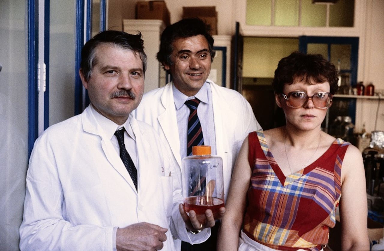 Los profesores Jean-Claude Chermann (centro), Francoise Barre-Sinoussi (derecha) y Luc Montagnie (izquierda).