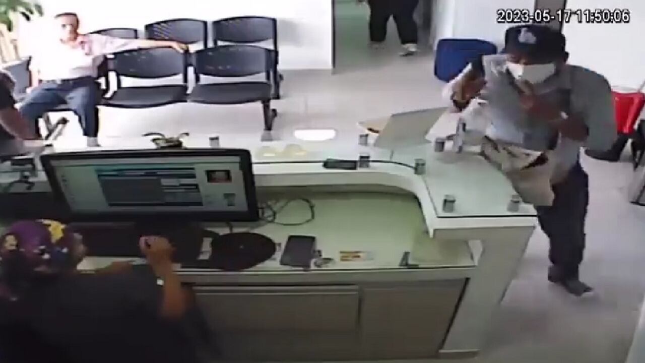 El ladrón intimidó a la mujer que atendía la caja de la clínica con un arma.