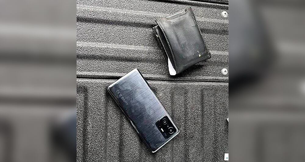  Estos son la billetera y el celular que encontraron del mayor Gámez a la orilla del río. La familia no entiende por qué el dispositivo móvil estaba en perfectas condiciones.