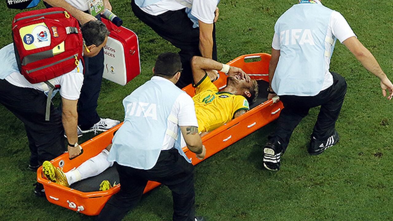En el partido con Colombia, Neymar vio truncada la posibilidad de seguir jugando el Mundial.