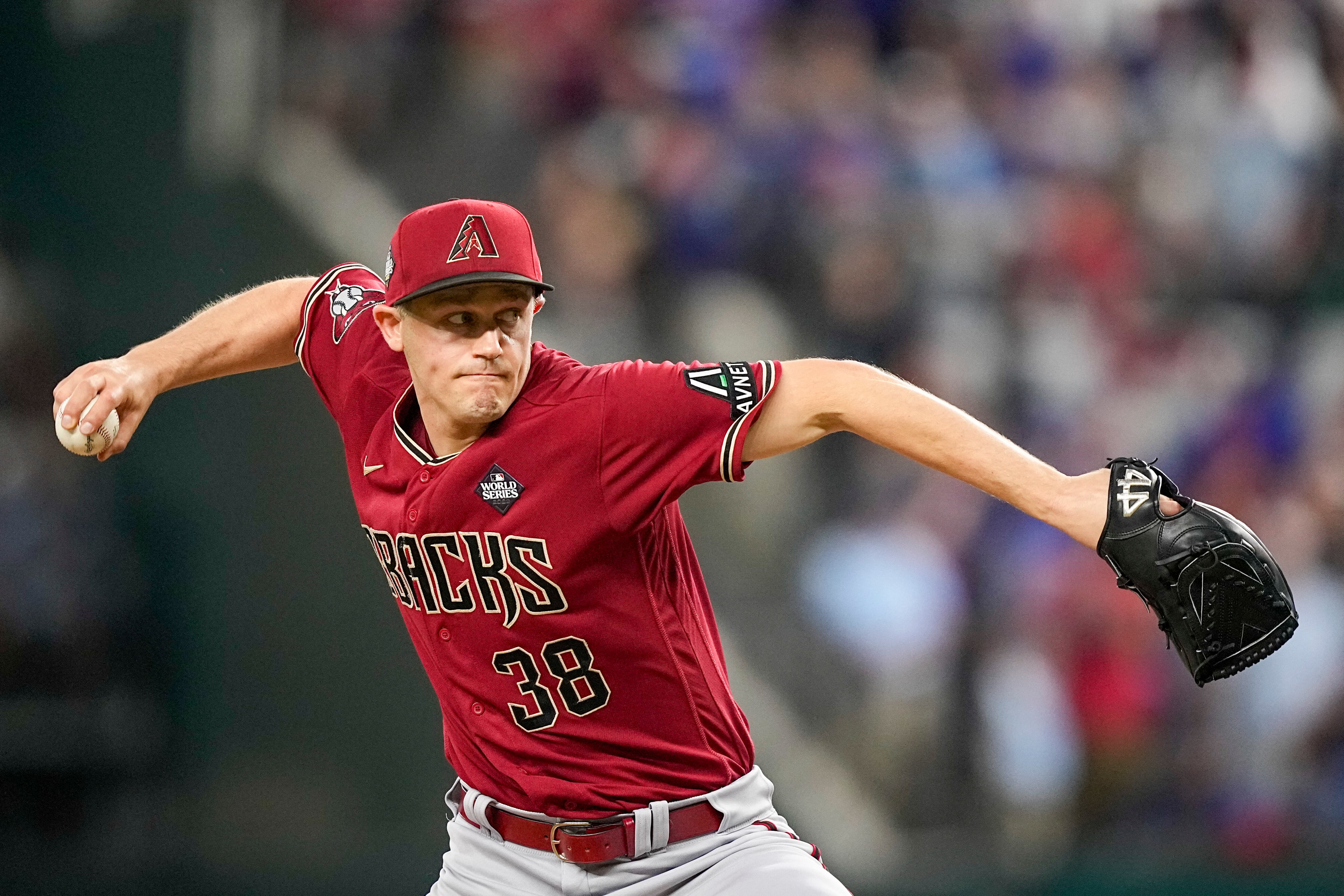El lanzador de relevo de los Diamondbacks de Arizona Paul Sewald lanza contra los Rangers de Texas durante la novena entrada en el Juego 1 de la Serie Mundial de béisbol el viernes 27 de octubre de 2023, en Arlington, Texas.