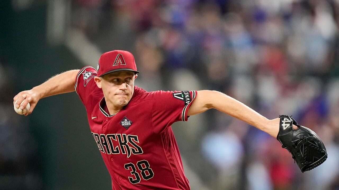 El lanzador de relevo de los Diamondbacks de Arizona Paul Sewald lanza contra los Rangers de Texas durante la novena entrada en el Juego 1 de la Serie Mundial de béisbol el viernes 27 de octubre de 2023, en Arlington, Texas.