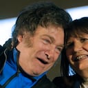 El congresista argentino y candidato presidencial por la Alianza La Libertad Avanza, Javier Milei (i), hace gestos junto a la excandidata presidencial argentina por el partido Juntos por el Cambio, Patricia Bullrich, durante el cierre de su campaña electoral en Córdoba, Argentina, en noviembre. 16 de diciembre de 2023. (Foto de DIEGO LIMA / AFP)