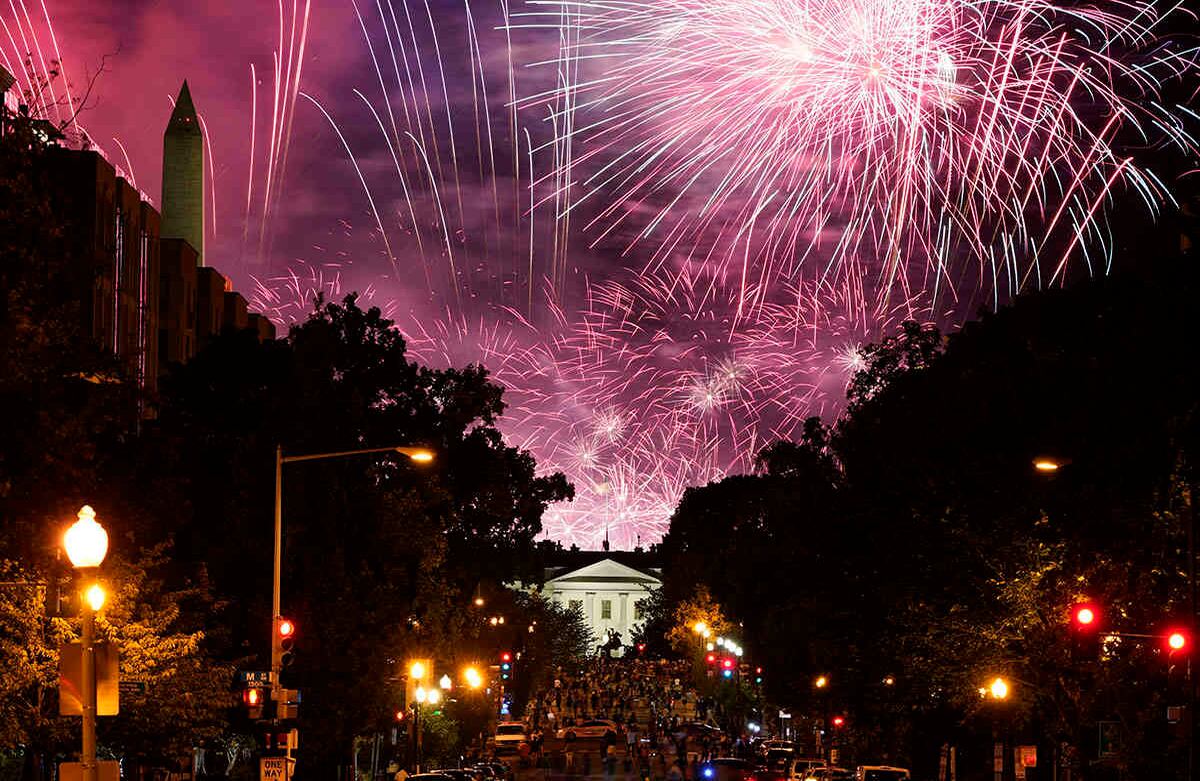 Los fuegos artificiales iluminan el cielo de Washington después de que el presidente Donald Trump pronunciara su discurso de aceptación en la Casa Blanca a la Convención Nacional Republicana de 2020. Foto: Scott Applewhite / AP  