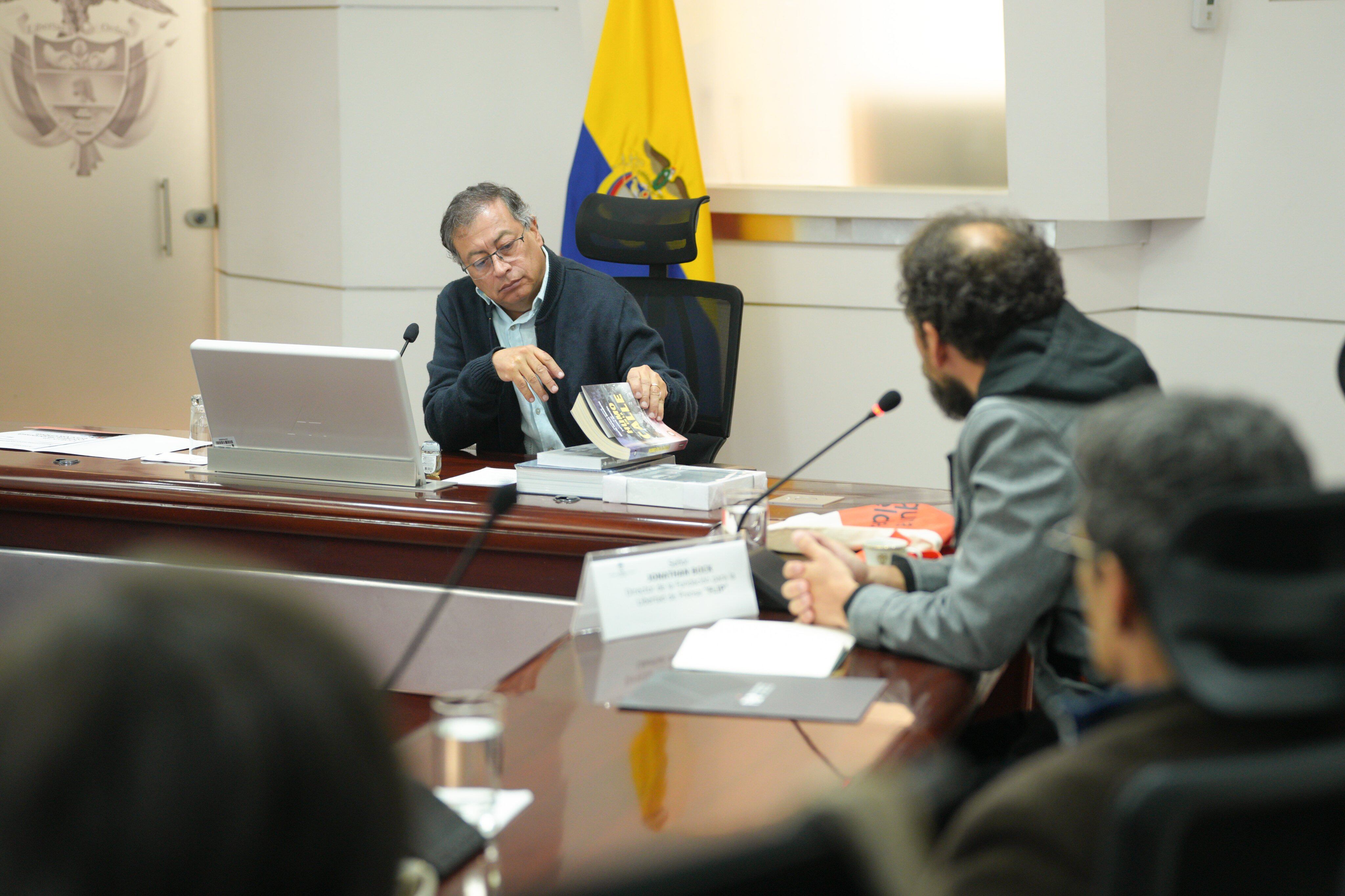 El presidente Gustavo Petro reunido con los directivos de la FLIP.