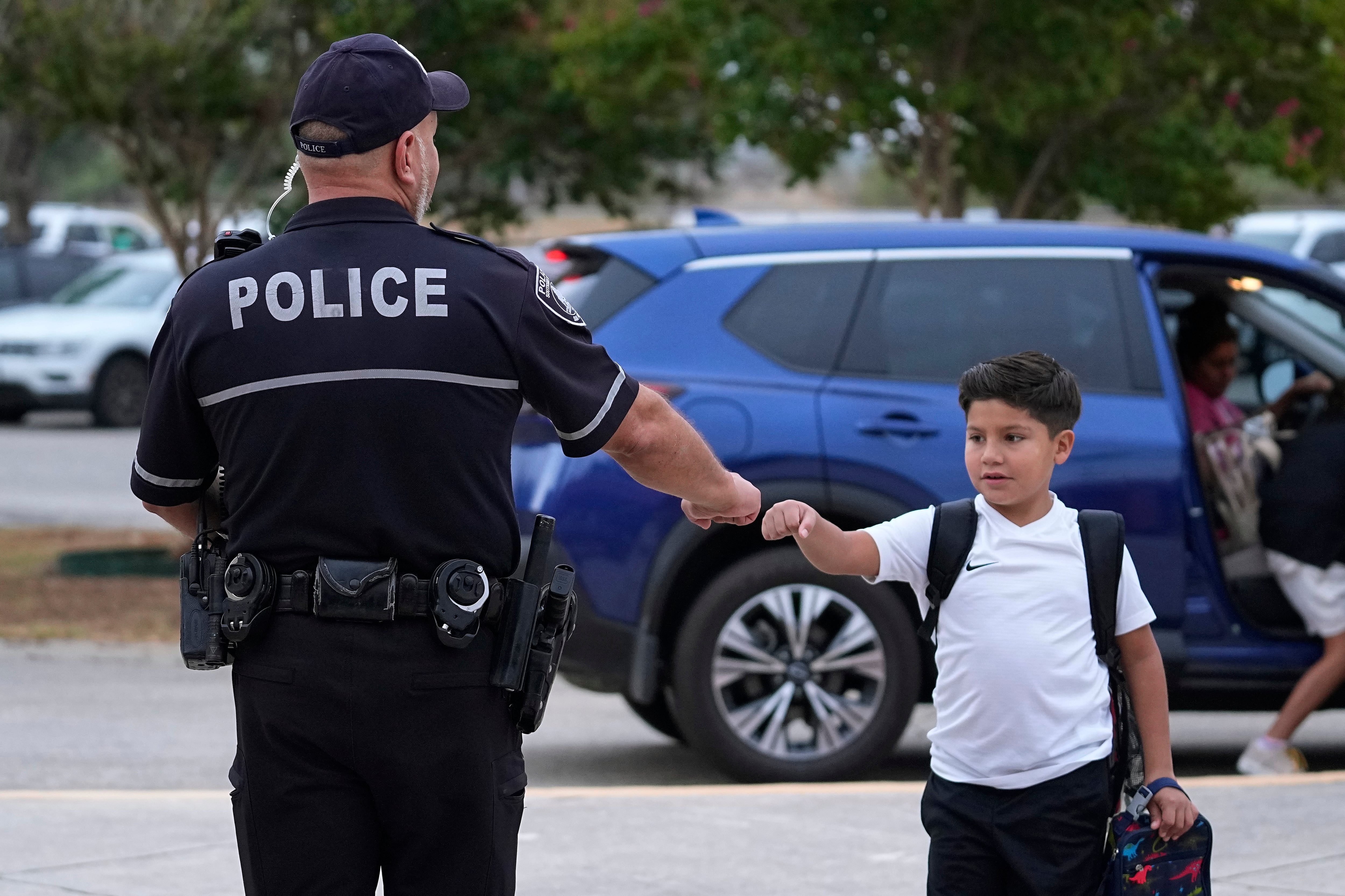 El mandato fue uno de los actos más importantes de los legisladores republicanos tras el tiroteo en la escuela de Uvalde en 2022 que mató a 19 niños y dos maestros. (Foto AP/Eric Gay)