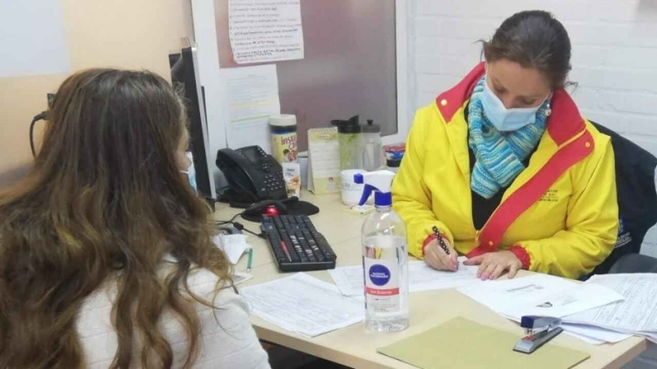 Las personas que se encuentren dentro del grupo poblacional priorizado para ser beneficiarios del bono alimenticio, pero que aún no han recibido dicho apoyo, deberán adelantar el respectivo trámite ante la subdirección local y aportar los documentos que certifiquen la condición de discapacidad.