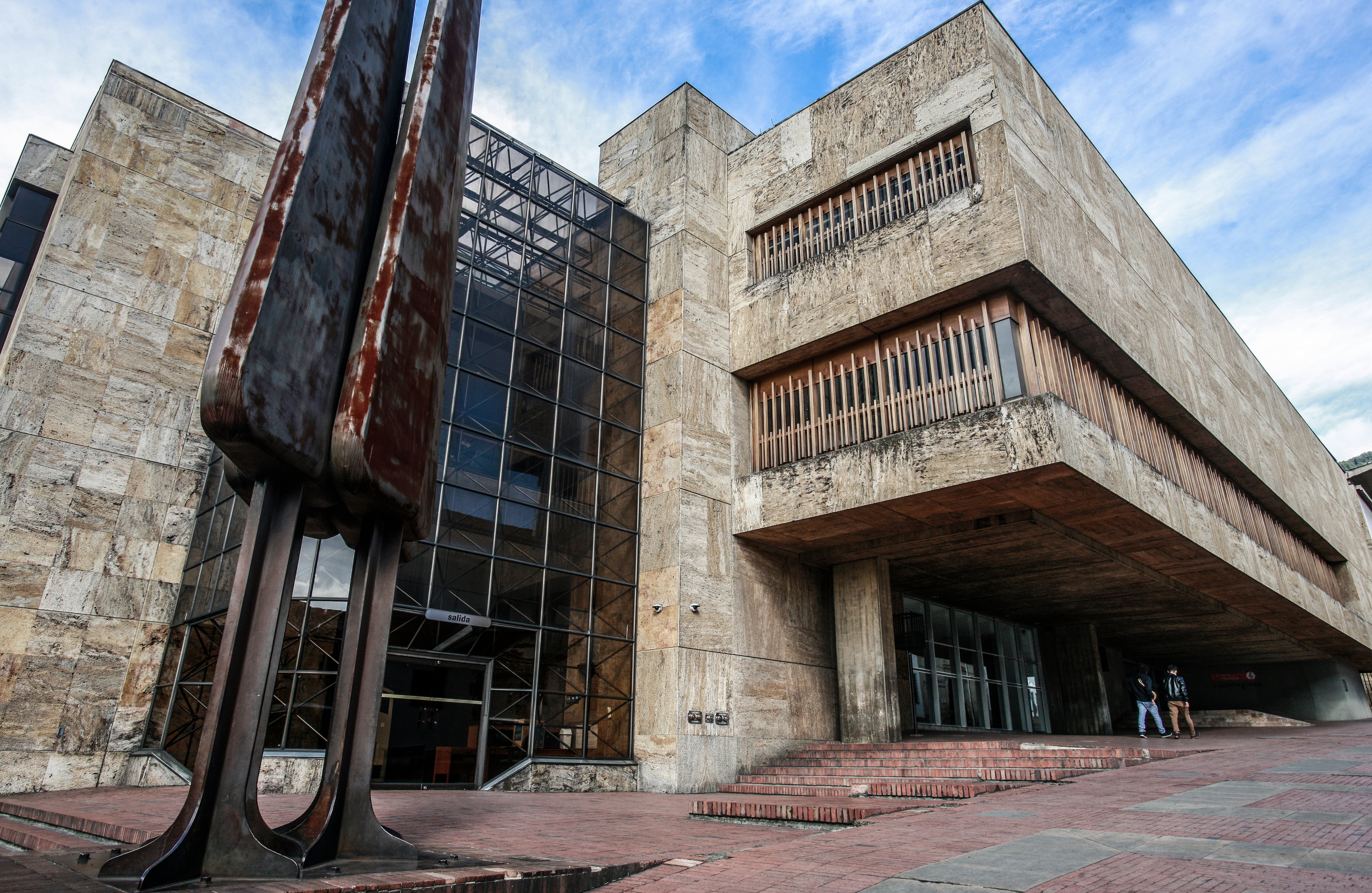 Biblioteca Luis Ángel Arango
Este es uno de los principales emblemas arquitectónicos de Bogotá. Fue inaugurado en varias etapas a mediados del siglo XX y su diseño estuvo a cargo de la firma Esguerra Sáenz y Samper. Los materiales que prevalecen en esta construcción son el mármol, el vidrio y la madera. Muchos expertos elogian la manera en que el edificio se integra con el entorno del centro histórico de la ciudad. Foto: Jeimi Villamizar.