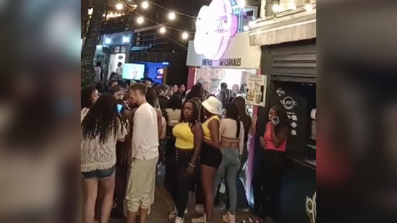 Filas interminables se han formado afuera del local.